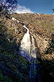 Norvegia altopiano dell'Hardanger, impetuosi torrenti si riversano nel profondo solco della Flamsdalen.